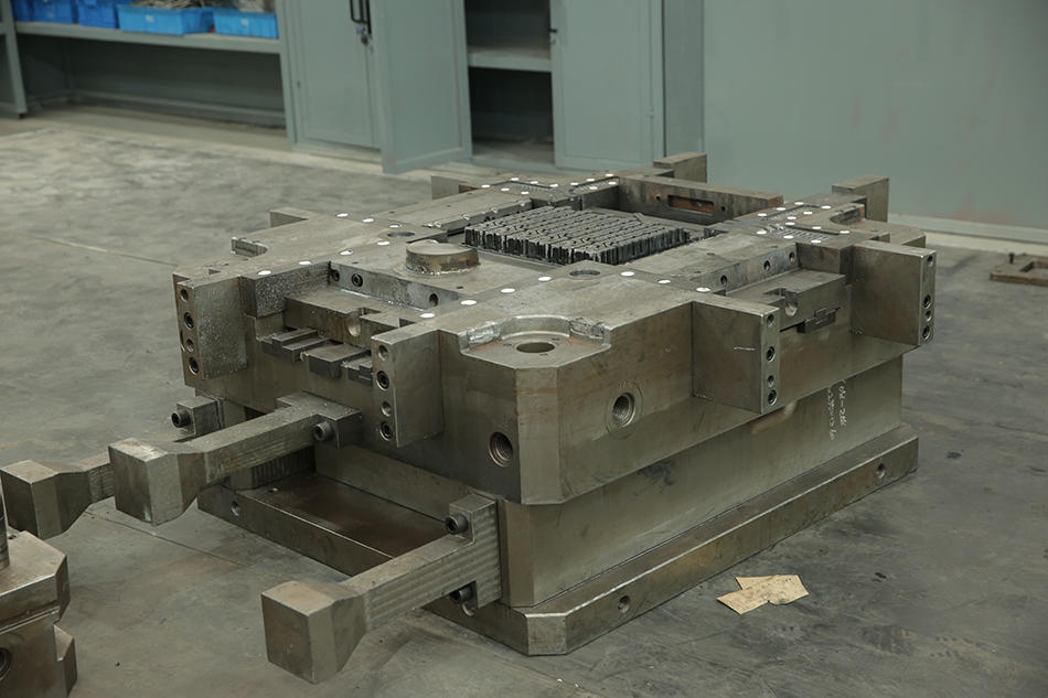 What are the key components of a Sewing Machine Die Casting Mould?